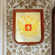 На память: Плакетка «Герб России» из латуни и дерева — фотография 1