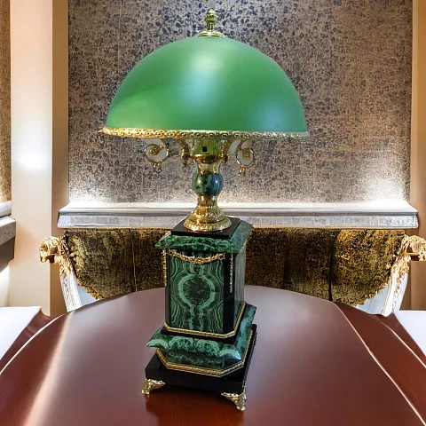Настольная лампа «Элегия» из малахита — красивый подарок