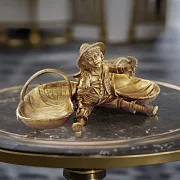 На память: Бронзовая ваза-статуэтка «Мальчик с двумя корзинами» — фотография 1