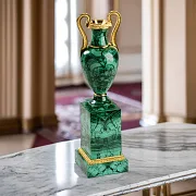 На память: Ваза из малахита на постаменте — фотография 1