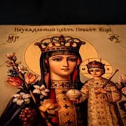 Икона деревянная " Богоматерь Неувядаемый Цвет" — красивый подарок — фотография 7