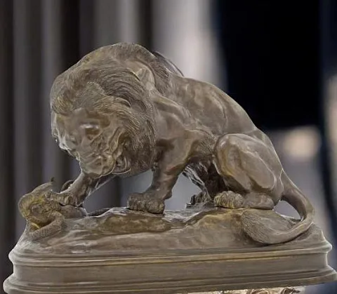 Скульптура «Лев со змеёй» из бронзы — оригинальный подарок