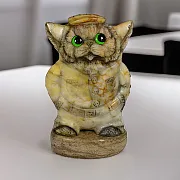 Каменная фигурка «Кот в кепке» с кальцитом — оригинальный подарок — фотография 1