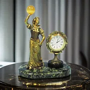 Настольные часы «Вдохновение» из бронзы и змеевика — оригинальный подарок — фотография 1