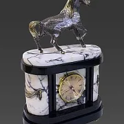На память: Каминные часы «Конь» из мрамора и долерита — фотография 3